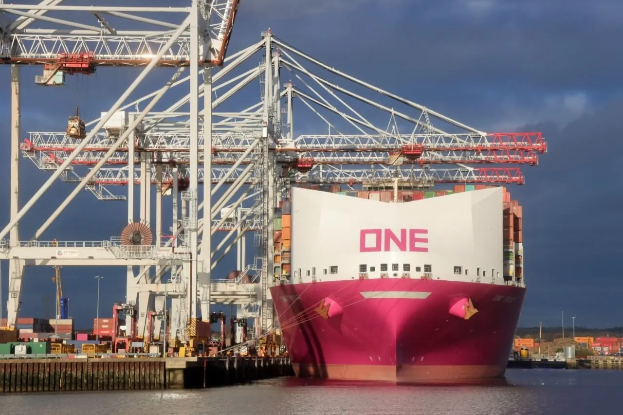 DP World sets new Southampton record for handling containers on ship